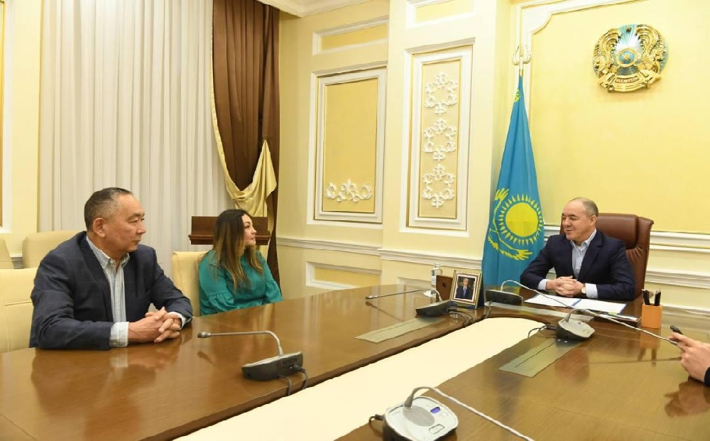 Аким ЗКО встретился с проплывшей воды Антарктиды землячкой